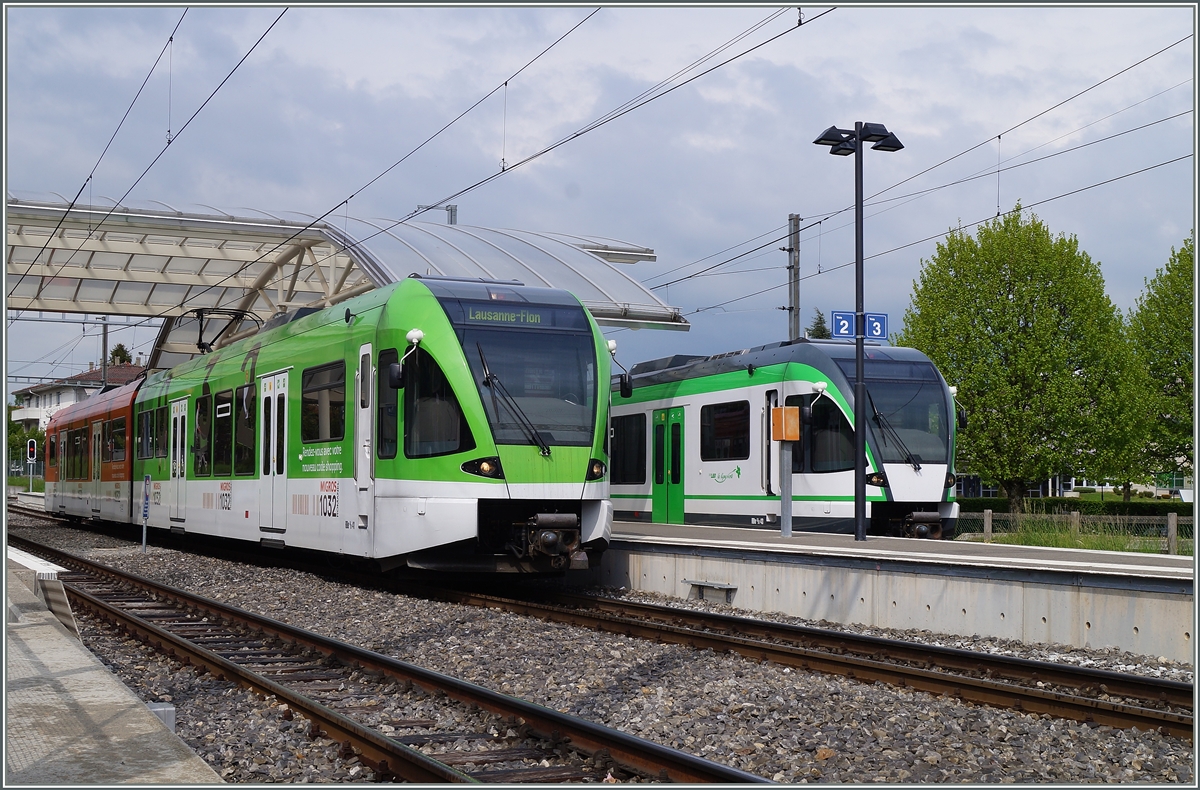 Erst auf den zweiten Blick entdeckt man den feinen Unterschied des Grüntones sowie der Anstrichsvariente des Werbe RBe 4/8 beim direkten Vergleich des  Original .
Ungewöhnlich und unübersehbar hingegen der hintere Teil des RBe 4/8 in Rot.
Cheseaux, den 25. April 2014 
