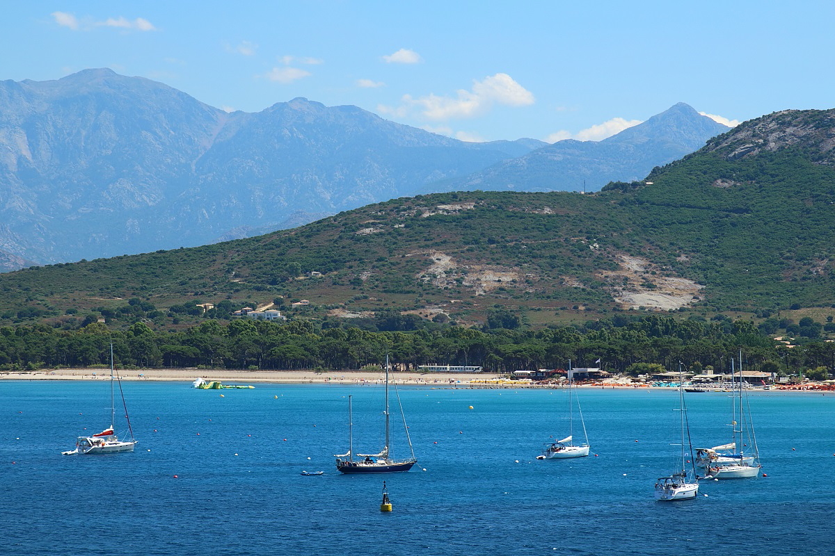 Erst auf den zweiten Blick sind X 97051 und XR9701 der CFC auf diesem Bild zu entdecken, die entlang des Strandes von Calvi am 20.06.2014 nach L'Ile-Rousse unterwegs sind. Das Foto entstand von der Fähre nach Nizza aus, die gerade abgelegt hatte.