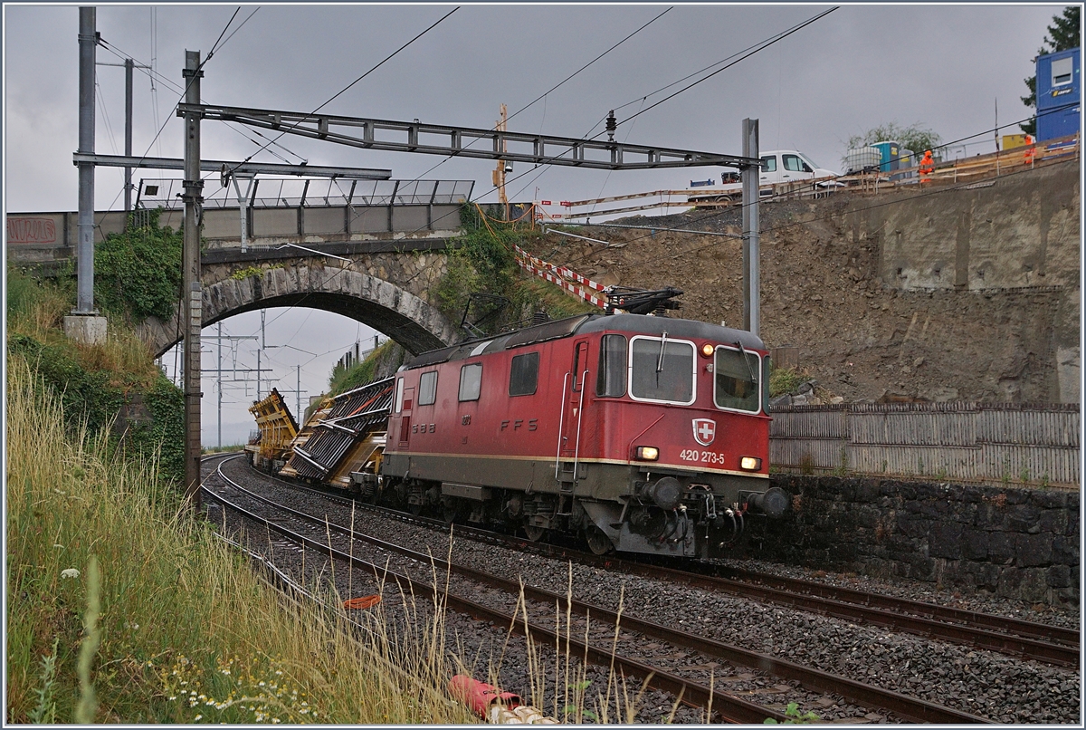 Erst durch die Bauarbeiten zugänglich und schon fast zu spät habe ich bemerkt, dass die Steinbogenbrücke beim Bahnhof von Cully auch von der anderen Seite ein schönes Bild macht. 

Die SBB Re 4/4 II 11273-5 (Re 420 273-5) ist mit einem Güterzug in Richtung Villeneuve unterwegs. 

3. August 2020