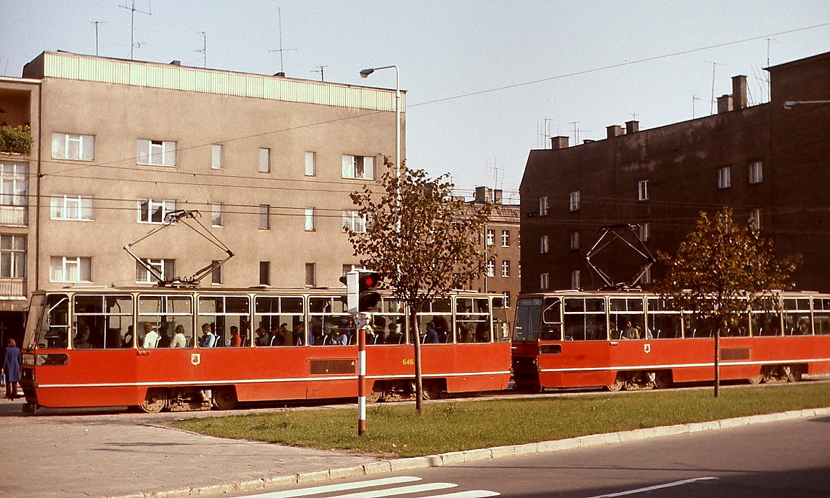 Erst ein Jahr vor dieser Aufnahme, die im September 1976 entstand, wurden die ersten Triebwagen des Konstal-Typs 105N an die Straßenbahn Szczecin/Stettin geliefert