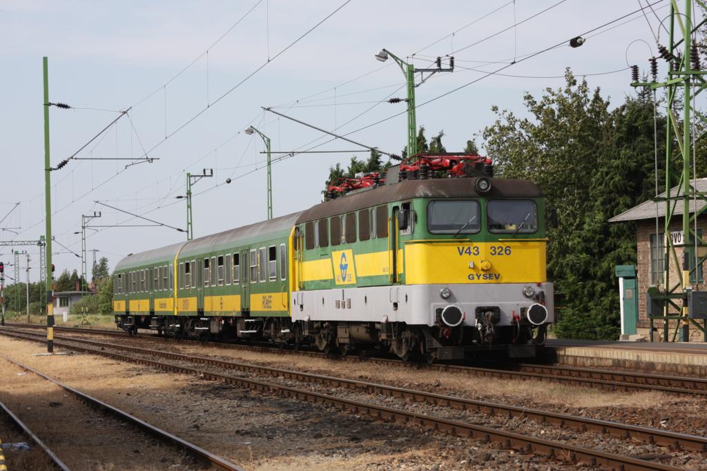 Erst einmal Schluss ist es am 6.9.2008 mit der Weiterfahrt dieses GYSEV Zuges.
Ca. einen Kilometer weiter ist ein tödlicher Verkehrsunfall mit dem Gegenzug passiert. GYSEV Lok V 43326 steht daher abgebügelt im Landbahnhof Lövö. 