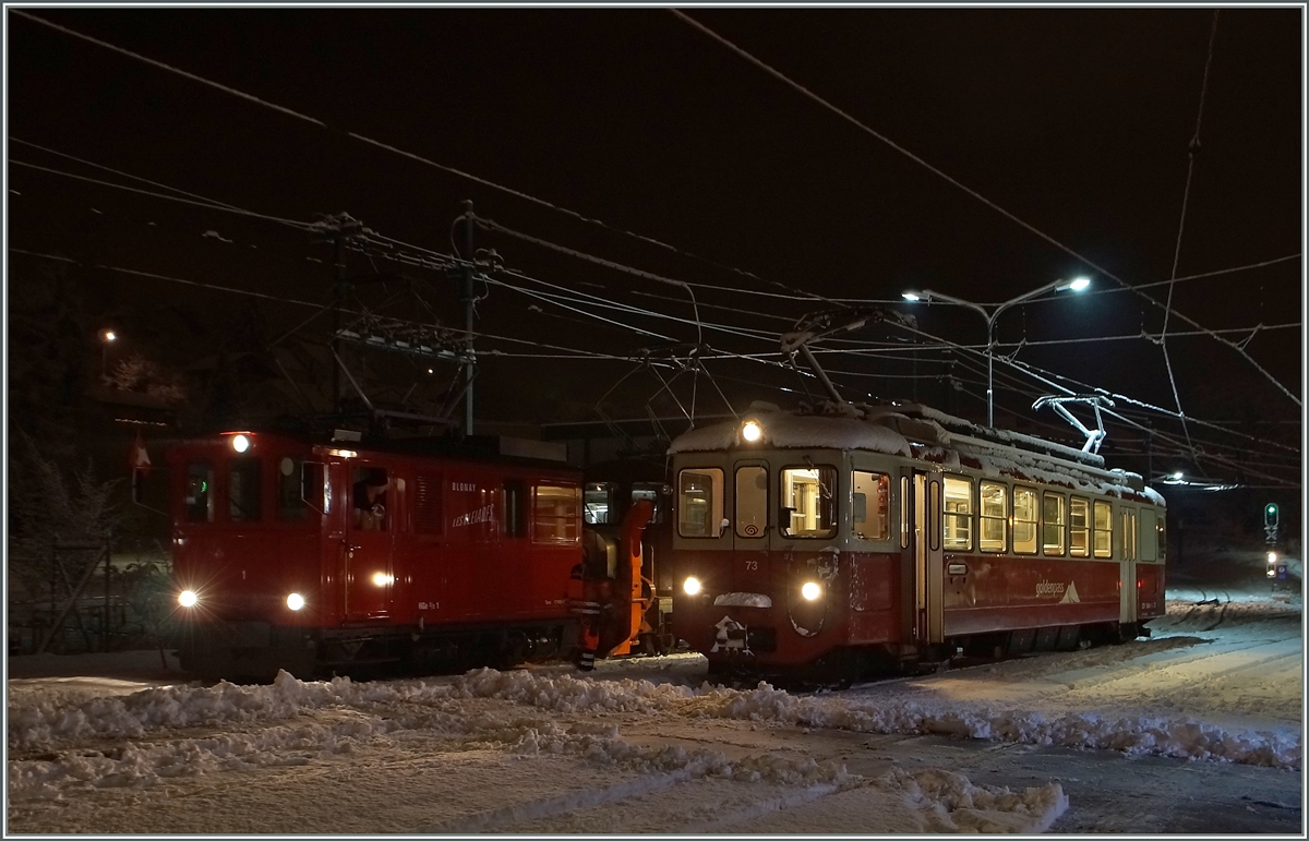 Erst hatte ich ich die Idee, Blitzlichtaufnahmen zu machen. Doch da ich den betreffenden Knopf nicht fand behalf ich mich anderweitig und  darf  nun dafür das Bild hier einstellen: HGe 2/2 N° 1 mit dem Xrot 91 wartet (trotz Spitzenlicht am Zugschluss) in Blonay auf die Abfahrt Richtung Les Pléiades und auf Gleis 2 der BDeh 2/4 73 auf Fahrgäste, welche mit dem ersten Zug Richtung Vevey fahren wollen. 27. Jan. 2015