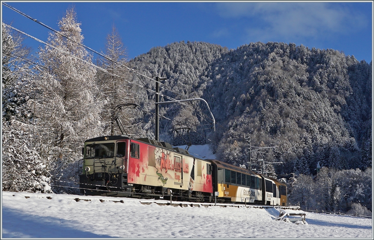 Erst kam die Sonne, und gleich darauf der Zug, der MOB Panoramic Express 2111, gezogen von der GDe 4/4 6006. Pünktlich zum (metrologischen) Winteranfang hat es geschneit und der Schnee ist zumindest in der Höhe nicht gleich wieder weggeschmolzen, so dass ich die MOB GDe 4/4 6006  Aigle les Murailles  mit ihrem PE 2111 auf dem Weg von Zweisimmen nach Montreux bei Les Avants noch einmal in winterlicher Umgebung fotografieren konnte. Die GDe 4/4 6006 wurde von der SLM/BBC 1983 gebaut und an die GFM geliefert; die MOB übernahm dann der TPF 2008 die GDe 4/4 102  Neirivue  (mit der Schwesterlok GDe 4/4 101) und setzt sie seitdem als GDe 4/4 6006 ein.

2. Dezember 2020 