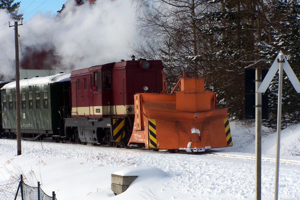 Erst im Nachschuß zu sehen: Die Diesellok (L45H, rumänisches Fabrikat) der Fichtelbergbahn  kehrt am Schluss eines Personenzuges aus Cranzahl  vom morgendlichen Schneepflugeinsatz zurück. Aufgenommen in Oberwiesenthal, Bahnübergang am Ortsausgang, 6.1.15