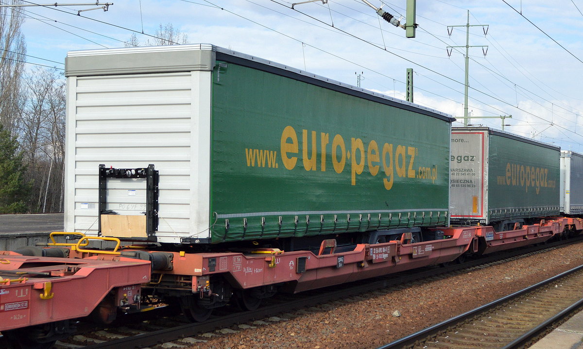 Erst seit kurzem gibt es wohl eine völlig neue Transport-Relation zwischen Benelux (Niederlande oder Belgien?) und Polen mit völlig neuen LKW-Trailer Speditionen und durch Crossrail transportiert. Hier einer der Gelenkwagen für den Container-Transport mit Taschenwagenteil vom Einsteller VTG Schweiz mit slowakischer Registrierung mit der Nr. 33 TEN 56 SK-VTGCH 4993 106-0 Sdggmrs in einem Ganzzug am 05.03.20 Durchfahrt Bf. Flughafen Berlin Schönefeld.