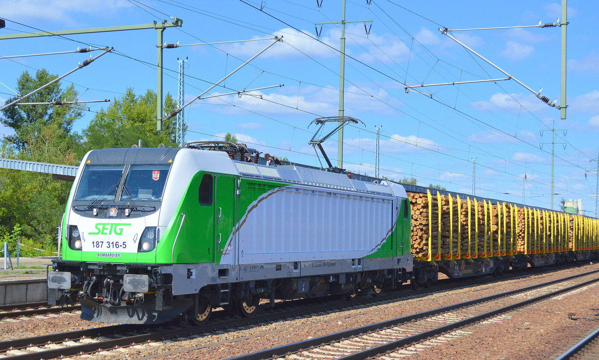 Erst seit Mai 2018 für SETG - Salzburger EisenbahnTransportLogistik GmbH tätig, die Rpool   187 316-5  [NVR-Number: 91 80 6187 316-5 D-Rpool] mit einem Stammholz-Transportzug am 15.07.18 Bf. Flughafen Berlin-Schönefeld.