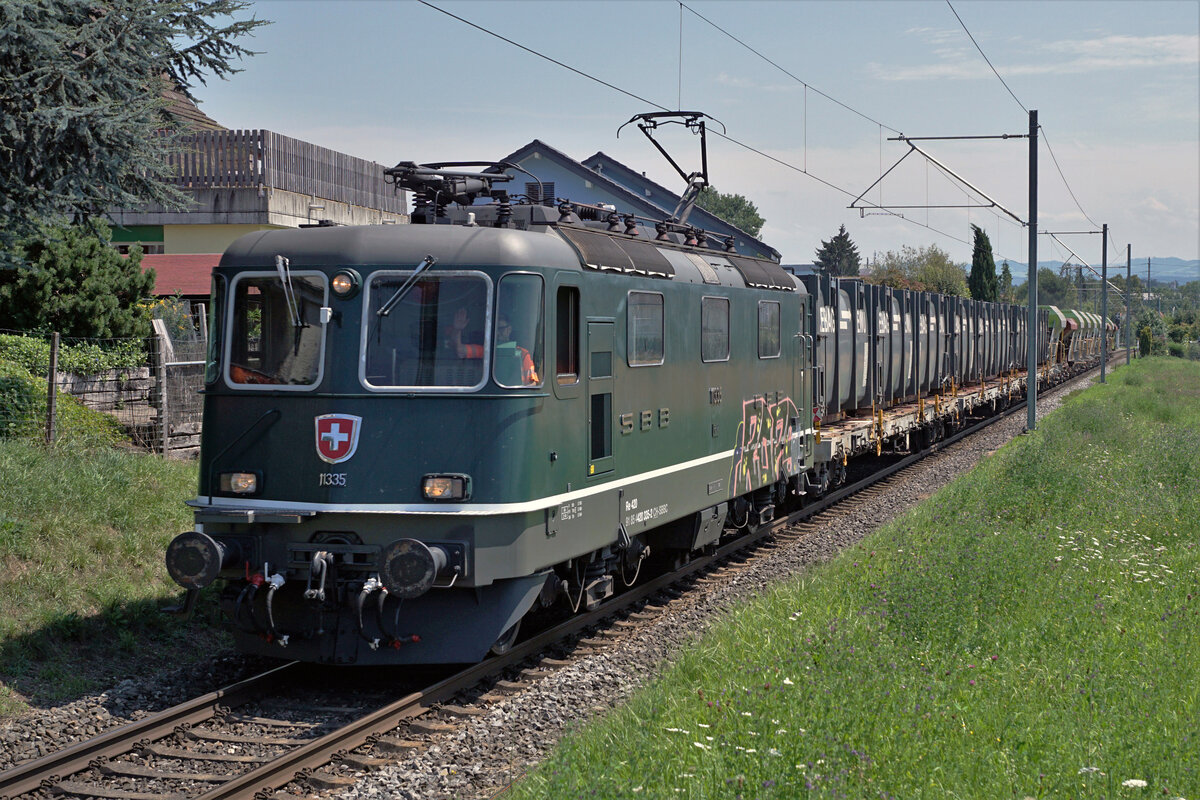 Erst vor wenigen Wochen hat die Re 4/4 ll 11335 das SBB Industriewerk Bellinzona mit dem neuen grünen Anstrich verlassen.
Leider wurde diese Perle nach nur wenigen Tagen im Gütereinsatz in der Westschweiz versprayt.
Auf der Rückfahrt bei Biberist am 30. Juli 2021.
Foto: Walter Ruetsch