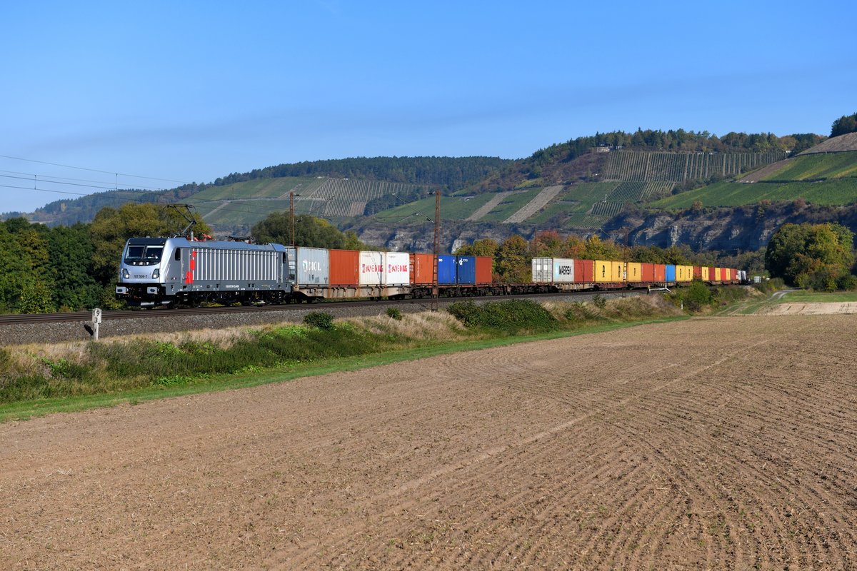 Erst wenige Tage zuvor war die 187 508 an Akiem ausgeliefert worden, als ich sie am 04. Oktober 2018 bereits im Einsatz für Metrans dokumentieren konnte.  Bei Himmelstadt im Maintal fuhr sie mir mit dem DGS 99694 von Dradenau nach München Riem Ubf vor die Linse. 
