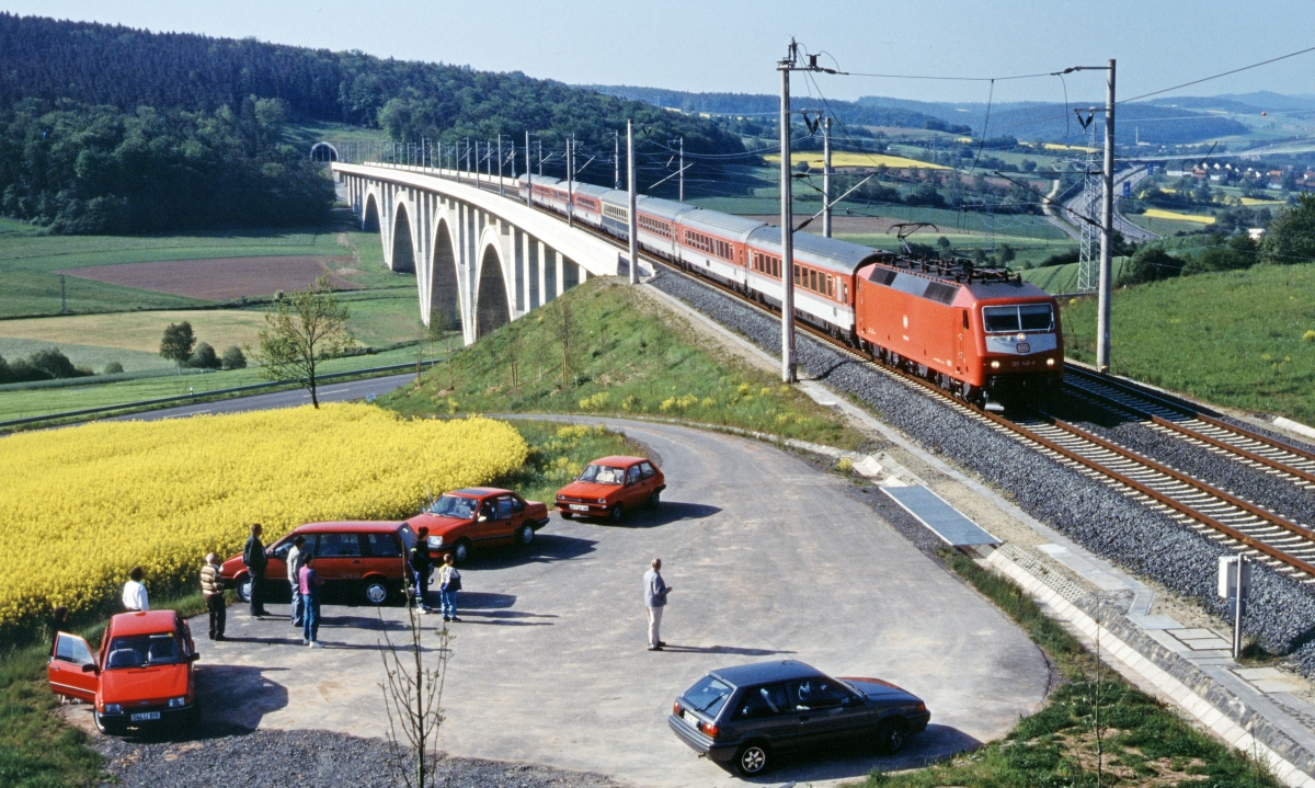 Erst zweieinhalb Jahre im Dienst war 120 149 am 2.6.1991, als sie bei Kirchheim mit einem IC nach Berlin unterwegs war.