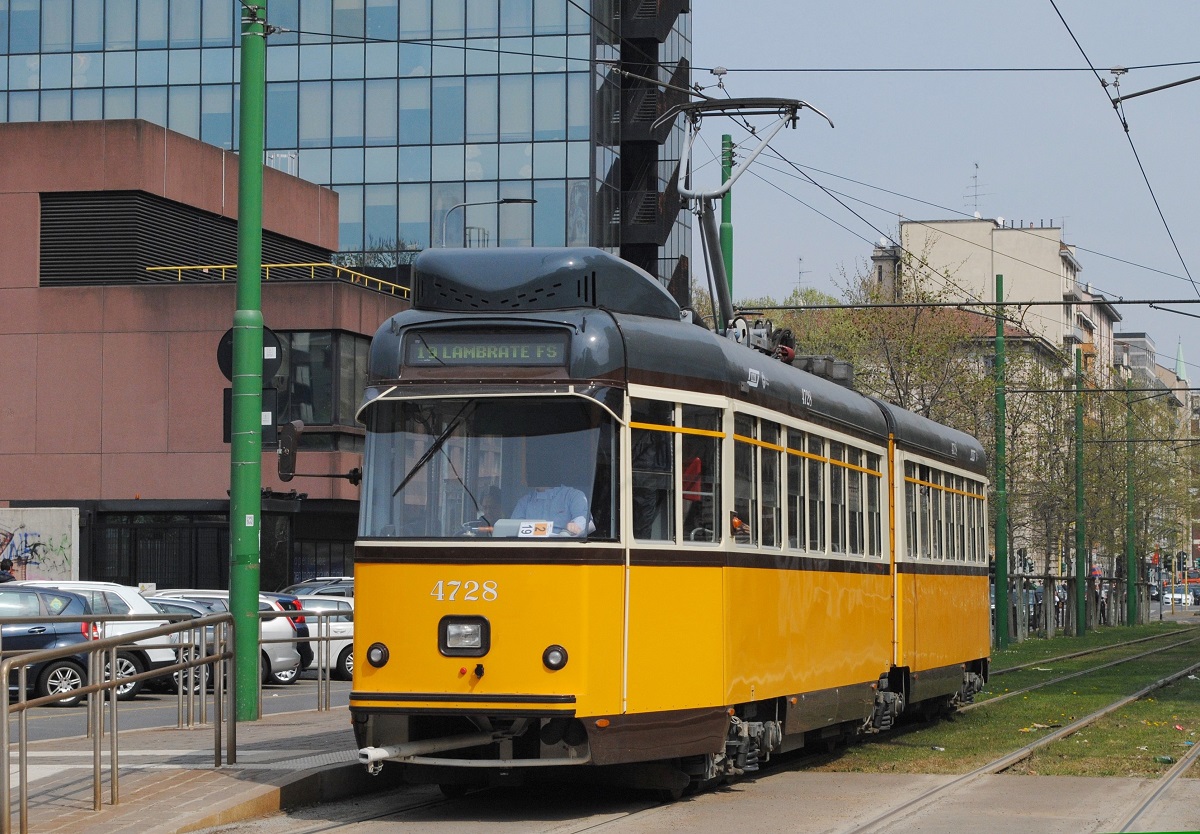 Erstaunlicherweise werden die über sechzig Jahre alten Wagen der Reihe 4700 noch laufend modernisiert, wie hier der Tw.4728, der neben einer neuen Außenlackierung, einem neu gestalteten Innenraum auch eine Führerstandsklimatisierung erhalten hatte. (Tw.4728, Via Domodossola, 02.04.2019)