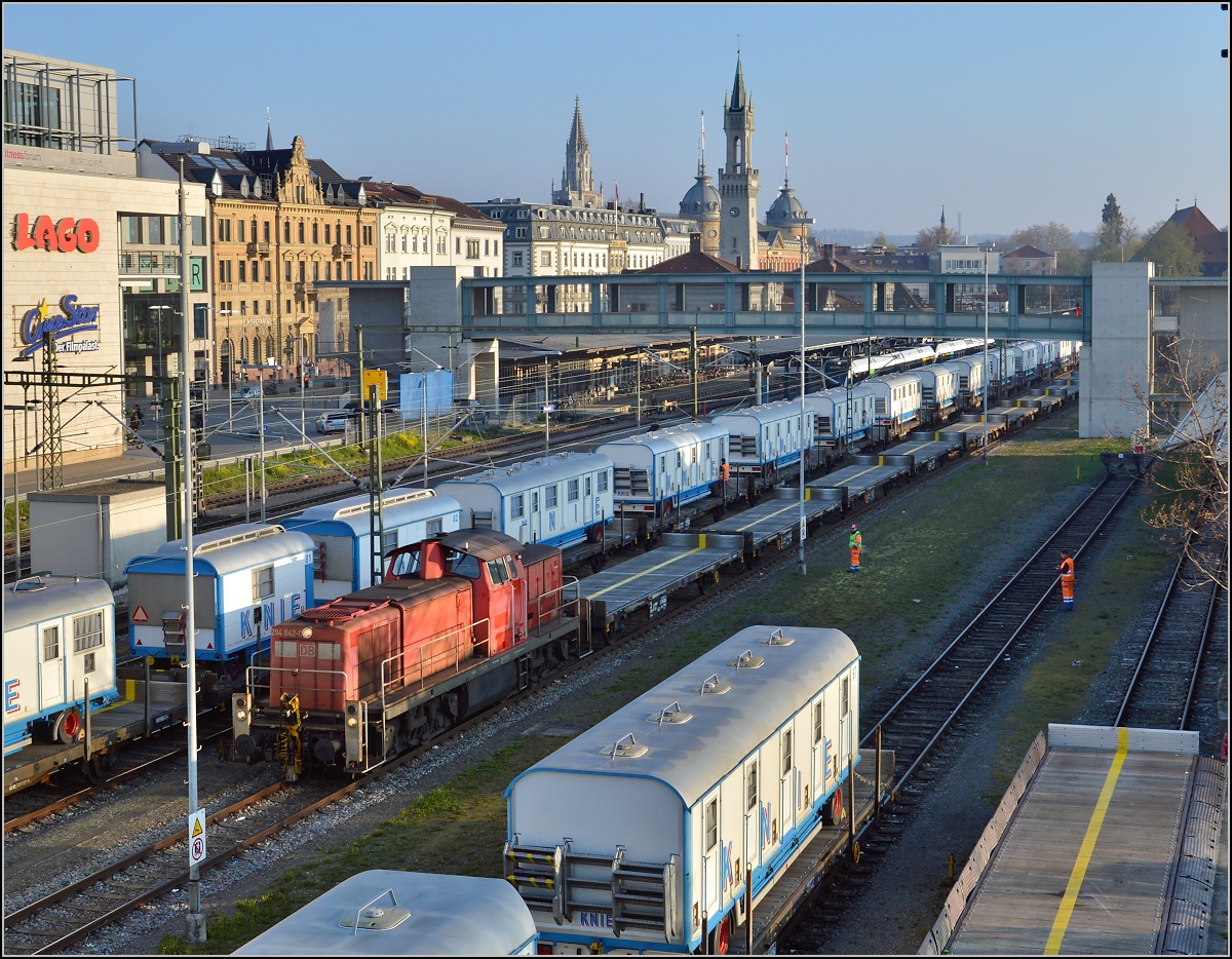 Erstaunliches in Konstanz. Der Schweizer Zirkus Knie ist zu Gast, aber nur im Transit. 294 842-0 rangiert die bereits geleerten Wägen inmitten der noch beladenen Flachwagen. April 2016.