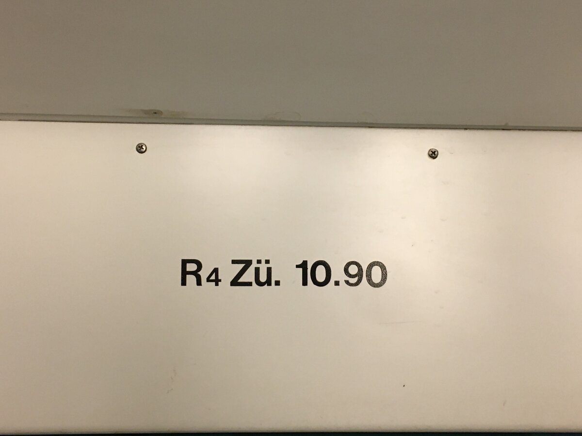 Erstaunliches Revisonsdatum im Inneren eines EW III Wagens der BLS.
Dieses Datum zeugt von der Zeit als die Wagen noch im Besitz der SBB wahren.
Fotografiert auf der letzen Fahrt, 11.12.21