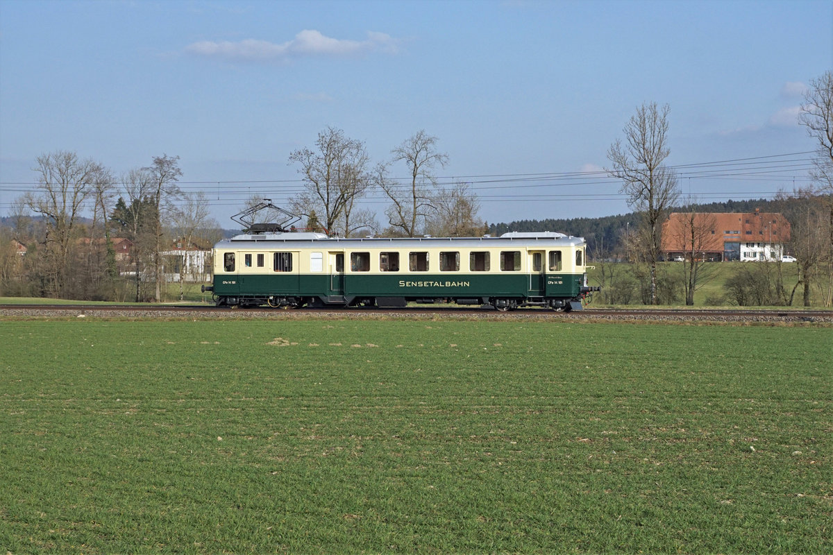 Erste Fahrt des CFe 2/4 101, ehemals BDe 2/4 101 der ehemaligen Sensetalbahn (STB).
Nach der Revision fuhr der CFe 2/4 101 mit Baujahr 1938 am 8. März 2021 in eigener Kraft von Bönigen nach Romanshorn. Dabei wurde der historische Triebenwagen in Langenthal bei einem Zwischenhalt sowie auf flotter Fahrt bei Roggwil fotografiert.
Die Strecke der Sensetalbahn führte von Flamatt via Laupen nach Gümmenen. Am 23.5.1993 wurde die Strecke Laupen-Gümmenen stillgelegt und Laupen wurde zum Endhalt der S-Bahn Bern.
Foto: Walter Ruetsch 