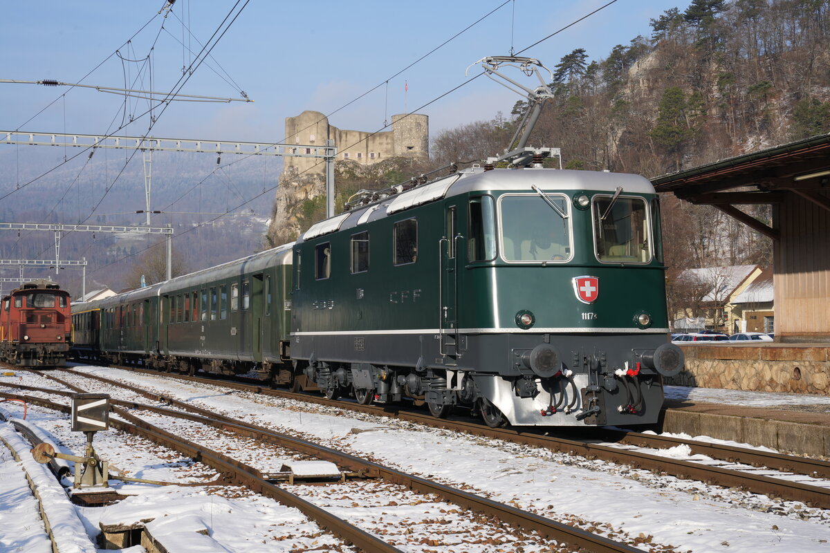 Erste Fahrt im neuen grünen Kleid.
Wie im Jahre 1969 bei der Ablieferung präsentierte sich die Re 4/4 ll 11173 vom Verein Depot und Schienenfahrzeuge Koblenz (dsf) auf ihrer zweiten Jungfernfahrt von Balsthal - nach Koblenz. Ab Zürich stand zusätzlich die rote Re 4/4 ll 11141, ehemals SWISS EXPRESS, im Einsatz. Auch diese Lok gehört zur DSF-Flotte.
Impressionen von Balsthal-Klus, Maiacker, Oensingen und Zürich-HB. 
Die Re 4/4 ll 11173 werde ich so sauber wie am 18. Dezember 2022 auf der OeBB in der Klus bei Balsthal nie mehr sehen werden.
Foto: Walter Ruetsch 

 