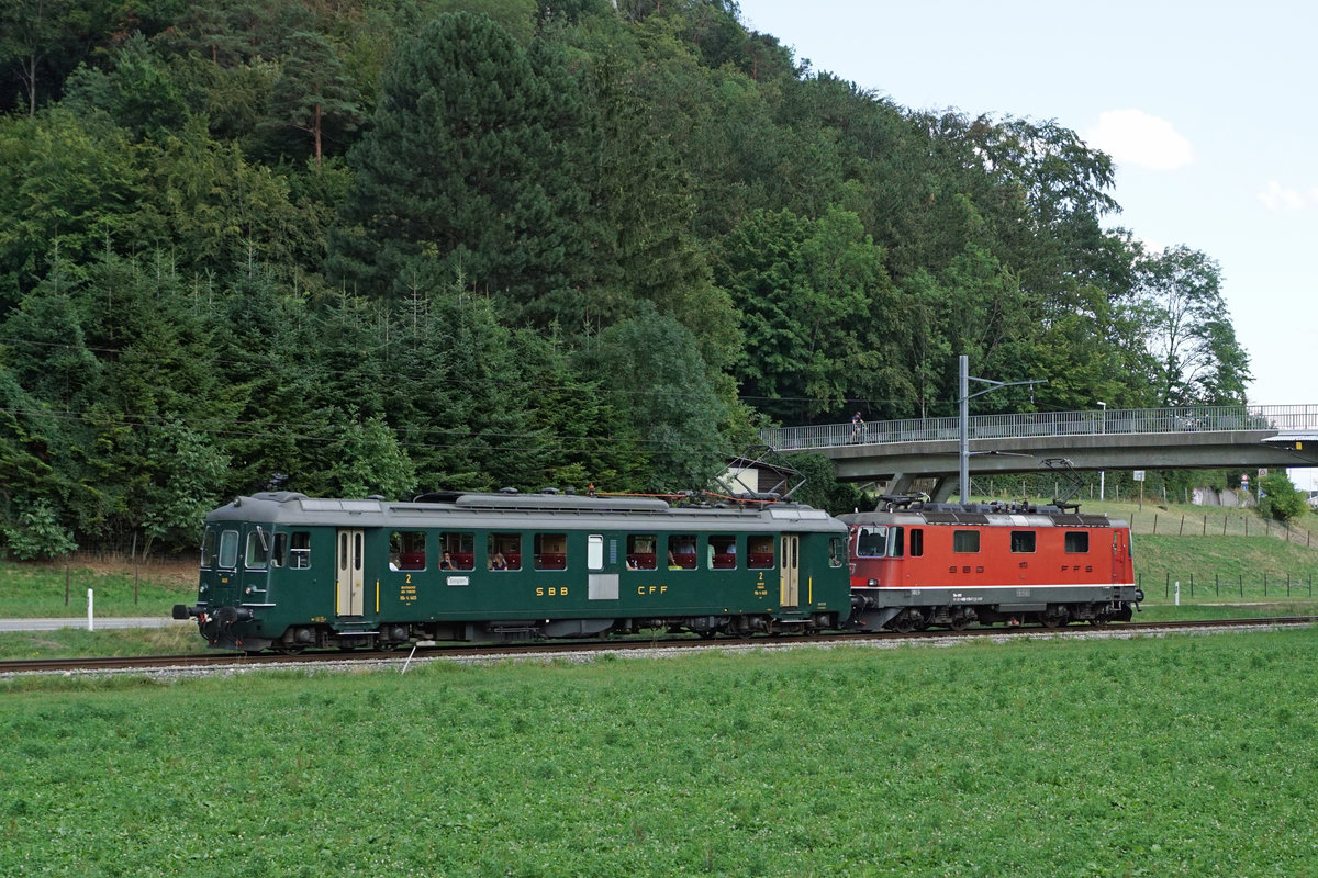 Erste historische Re 4/4 II auserkoren.
Dabei handelt es sich um die Re 4/4 II 11173 ohne Klimaanlage.
Der neue Besitzer ist der Verein Depot und Schienenfahrzeuge Koblenz (dsf).
Re 4/4 II 11173 und RBe 4/4 1405 auf gemeinsamer Rückfahrt nach Oensingen-Koblenz nach dem Besuch der OeBB und dem Interkantonalen Feuerwehr-Ausbildungszentrum Klus am 15. August 2020.
Foto: Walter Ruetsch