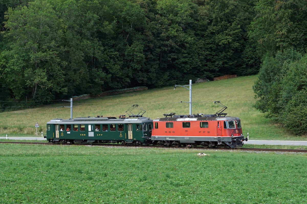 Erste historische Re 4/4 II auserkoren.
Dabei handelt es sich um die Re 4/4 II 11173 ohne Klimaanlage.
Der neue Besitzer ist der Verein Depot und Schienenfahrzeuge Koblenz (dsf).
Re 4/4 II 11173 und RBe 4/4 1405 auf gemeinsamer Rückfahrt nach Oensingen-Koblenz nach dem Besuch der OeBB und dem Interkantonalen Feuerwehr-Ausbildungszentrum Klus am 15. August 2020.
Foto: Walter Ruetsch 