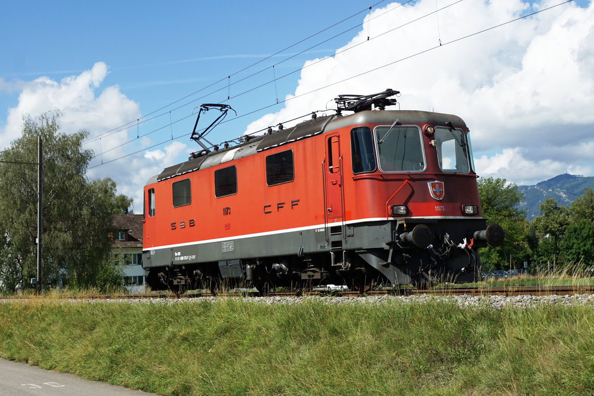 Erste historische Re 4/4 II auserkoren.
Dabei handelt es sich um die Re 4/4 II 11173 ohne Klimaanlage.
Der neue Besitzer ist der Verein Depot und Schienenfahrzeuge Koblenz (dsf).
Re 4/4 II auf der Fahrt nach Balsthal am 15. August 2020.
Foto: Walter Ruetsch