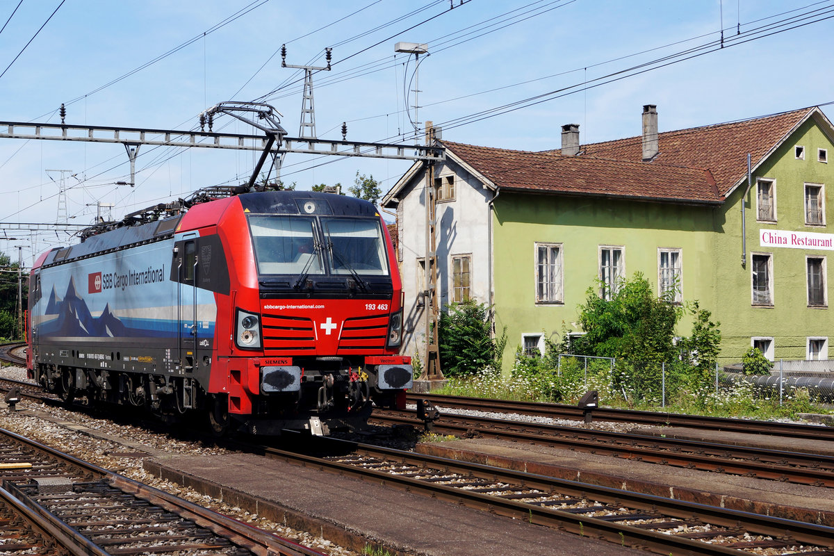 Erste SBB CARGO INTERNATIONAL Vectron in Solothurn HB gesichtet am 17. Juli 2019.
Dem Bahnfotografen präsentierte sich die 193 463 nur kurze Zeit dem Bahnfotografen im optimalen Licht.
Foto: Walter Ruetsch 