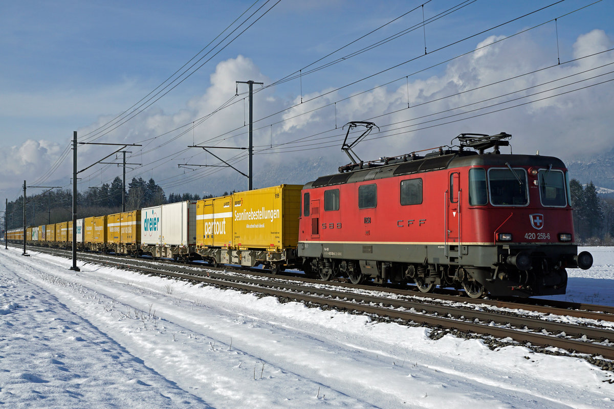 Erste Winteraufnahmen des Jahres 2019 aus meiner Region Solothurn mit Sonne und Schnee.

Re 420 258-6 mit langem Postzug.

Die Re 4/4 sind Universal-Elektrolokomotiven der SBB. Dementsprechend gelangen sie bei SBB CARGO vor allen Kategorien von Güterzügen zum Einsatz. Als  BOBO-Freund  widme ich bei meiner Einstellung vom 30. Januar 2019 die gesamte bei BB.de mögliche Serie bestehend aus sechs Bildern diesen fotogenen Maschinen.
Entstanden sind alle Aufnahmen am 29. Januar 2019 bei Deitingen.
Foto: Walter Ruetsch
