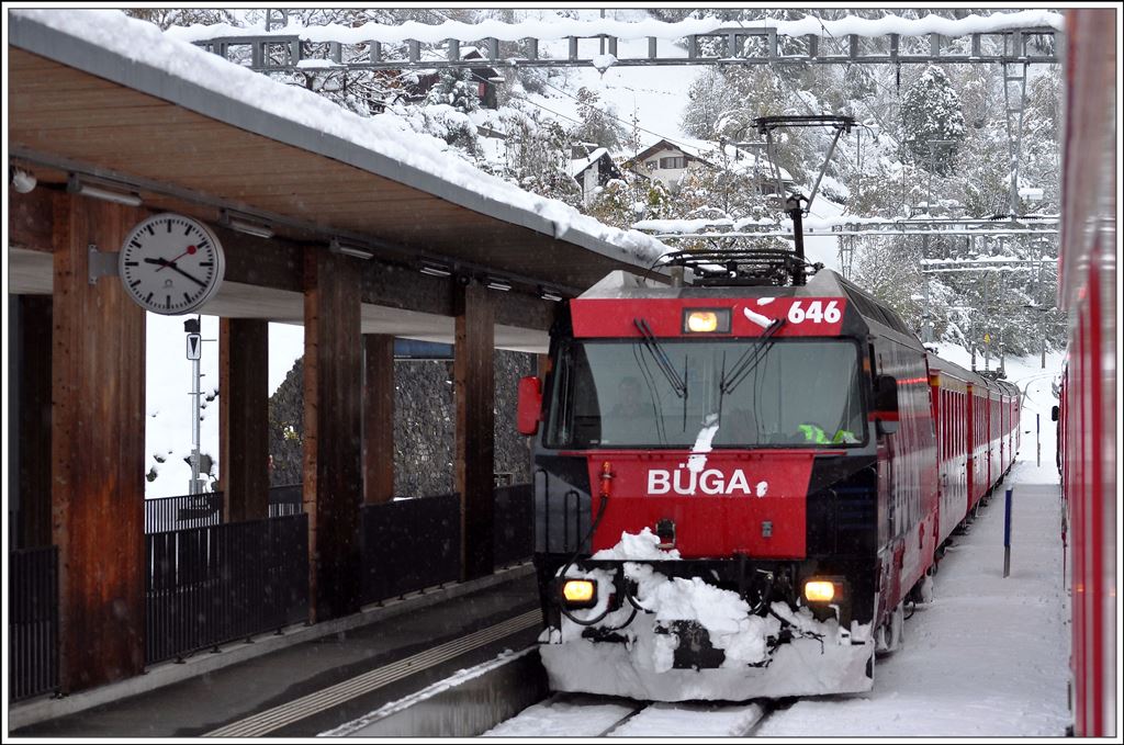 Erste Winterimpressionen aus Graubünden. RE1124 mit Ge 4/4 III 646  Sta.Maria/Val Müstair  trifft in Filisur auf den RE1121. (23.10.2014)