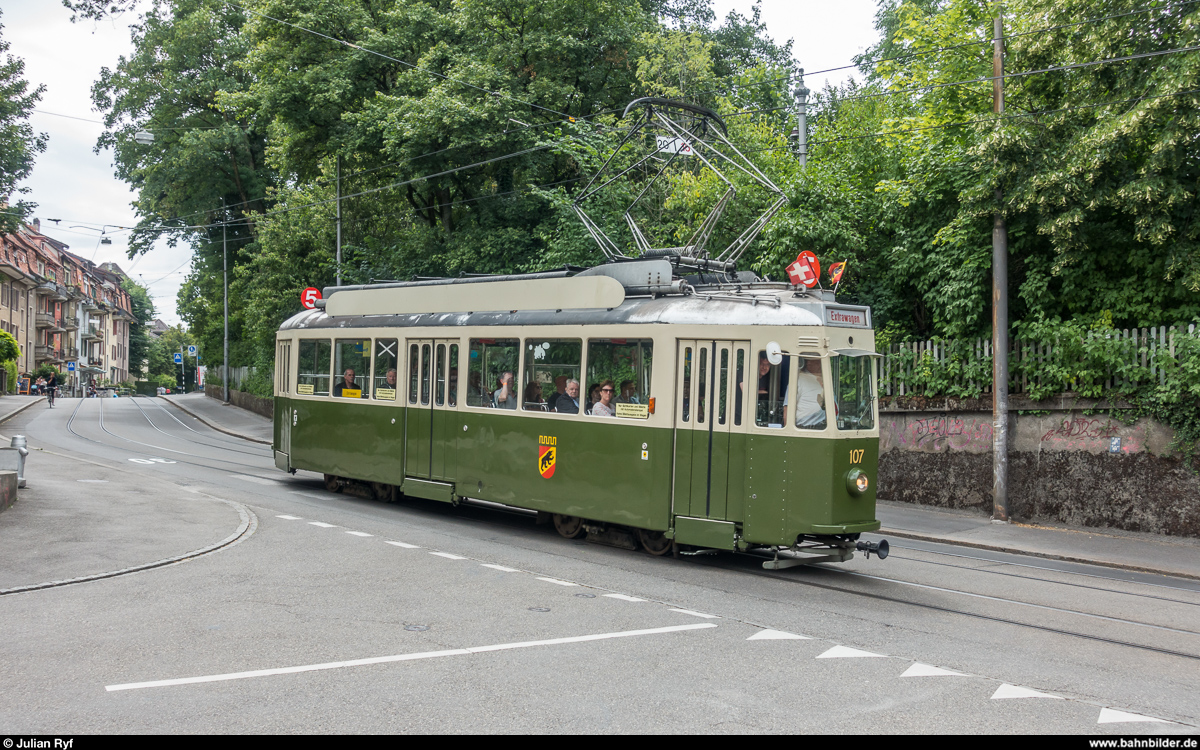 Erster Betriebstag der Stiftung BERNMOBIL historique am 24. Juni 2018. <br>
Standardtram Ce 4/4 107 zwischen Cäcilienstrasse und Brunnhof auf dem steilsten Abschnitt des Berner Tramnetzes.