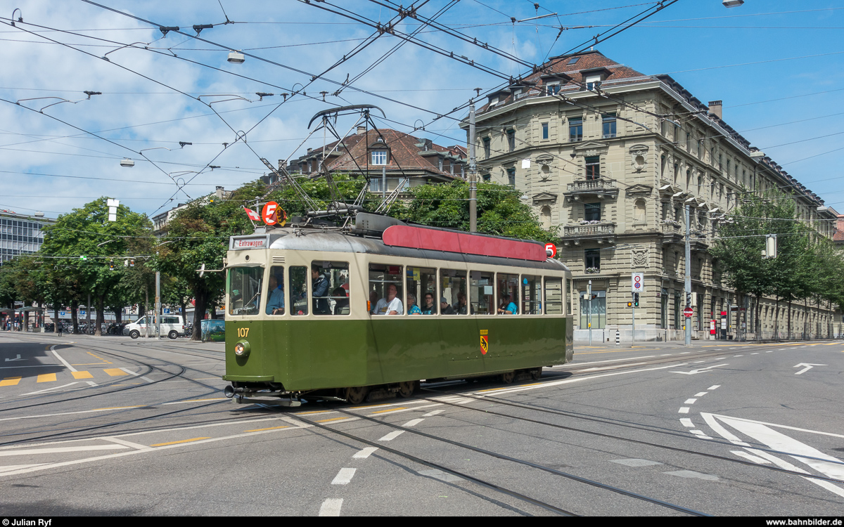 Erster Betriebstag der Stiftung BERNMOBIL historique am 24. Juni 2018. <br>
Ce 4/4 107 überquert die Hirschengraben-Kreuzung von der Bundesgasse in die Effingerstrasse. Das Teilstück der Bundegasse zwischen Schwanengasse und Hirschengraben wird im Planbetrieb mit Passagieren nicht befahren.