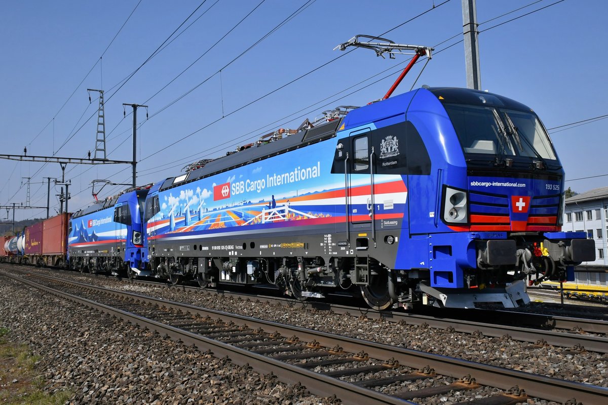 Erster Einsatz nach Ablieferung: 193 525  Rotterdam  zusammen mit 193 527  Main  auf dem Weg in den Süden am 28.03.2020. Aufgenommen bei Brugg AG (CH).