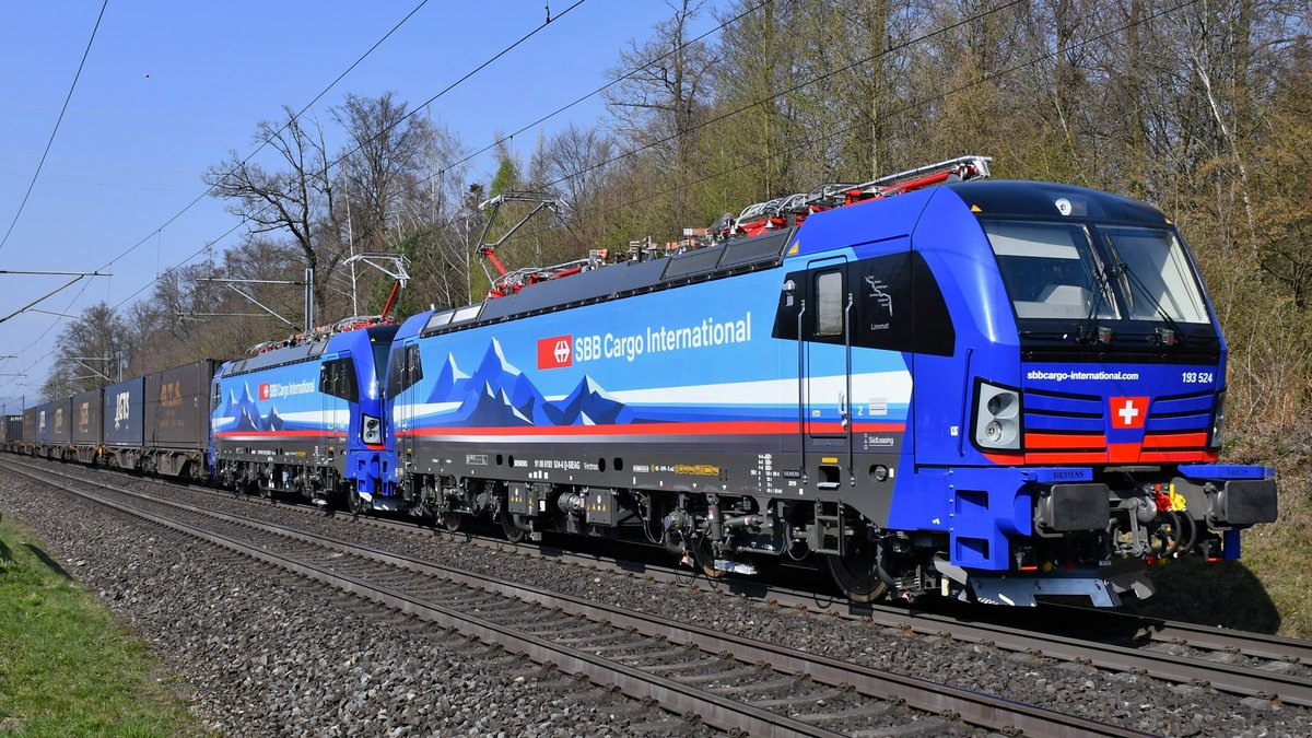 Erster Einsatz nach Ablieferung: 193 524  Limmat  zusammen mit 193 526  Maas  auf dem Weg in den Süden am 28.03.2020. Aufgenommen bei Brunegg AG (CH).