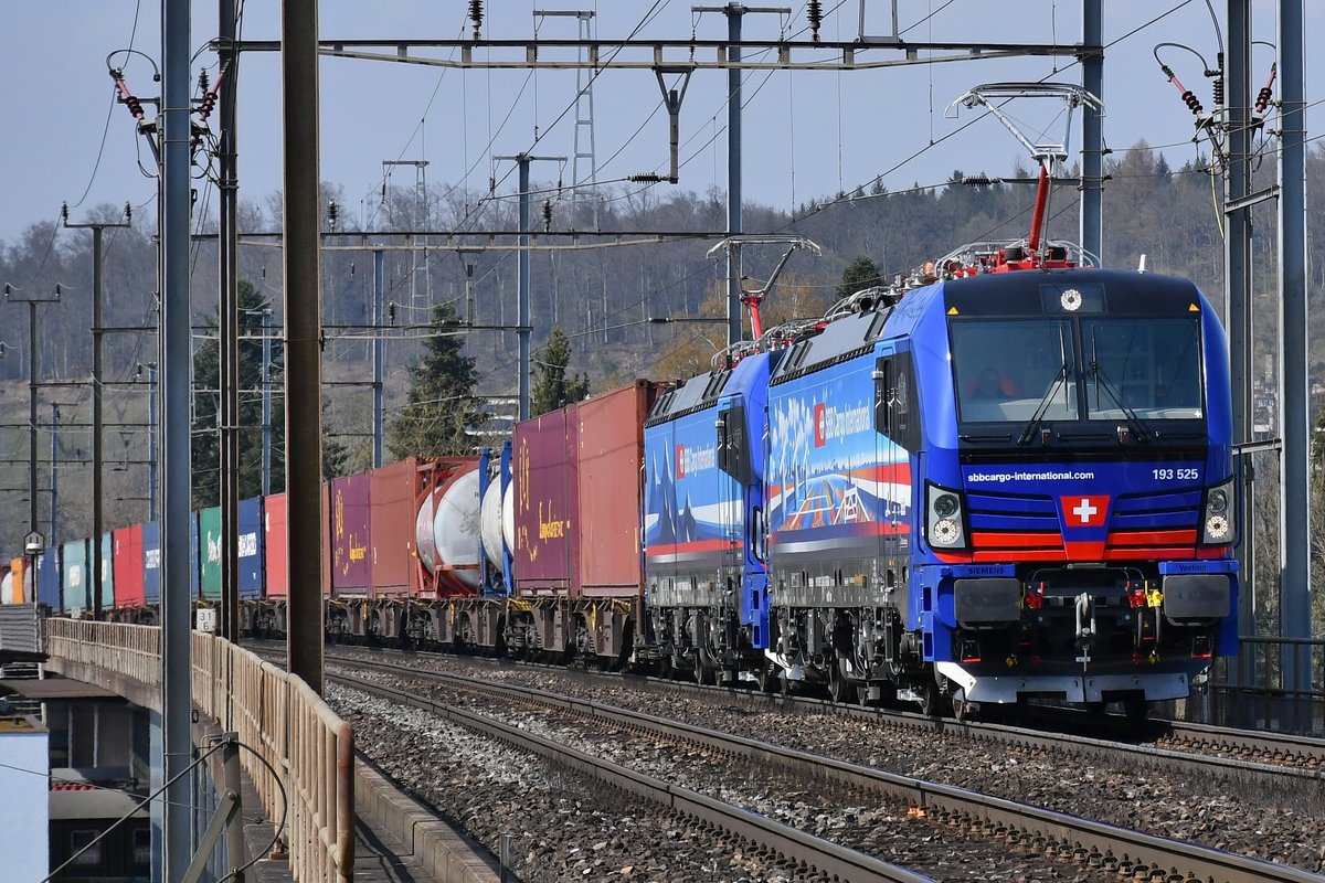 Erster Einsatz nach Ablieferung: 193 525  Rotterdam  zusammen mit 193 527  Main  auf dem Weg in den Süden am 28.03.2020. Aufgenommen bei Brugg AG (CH).