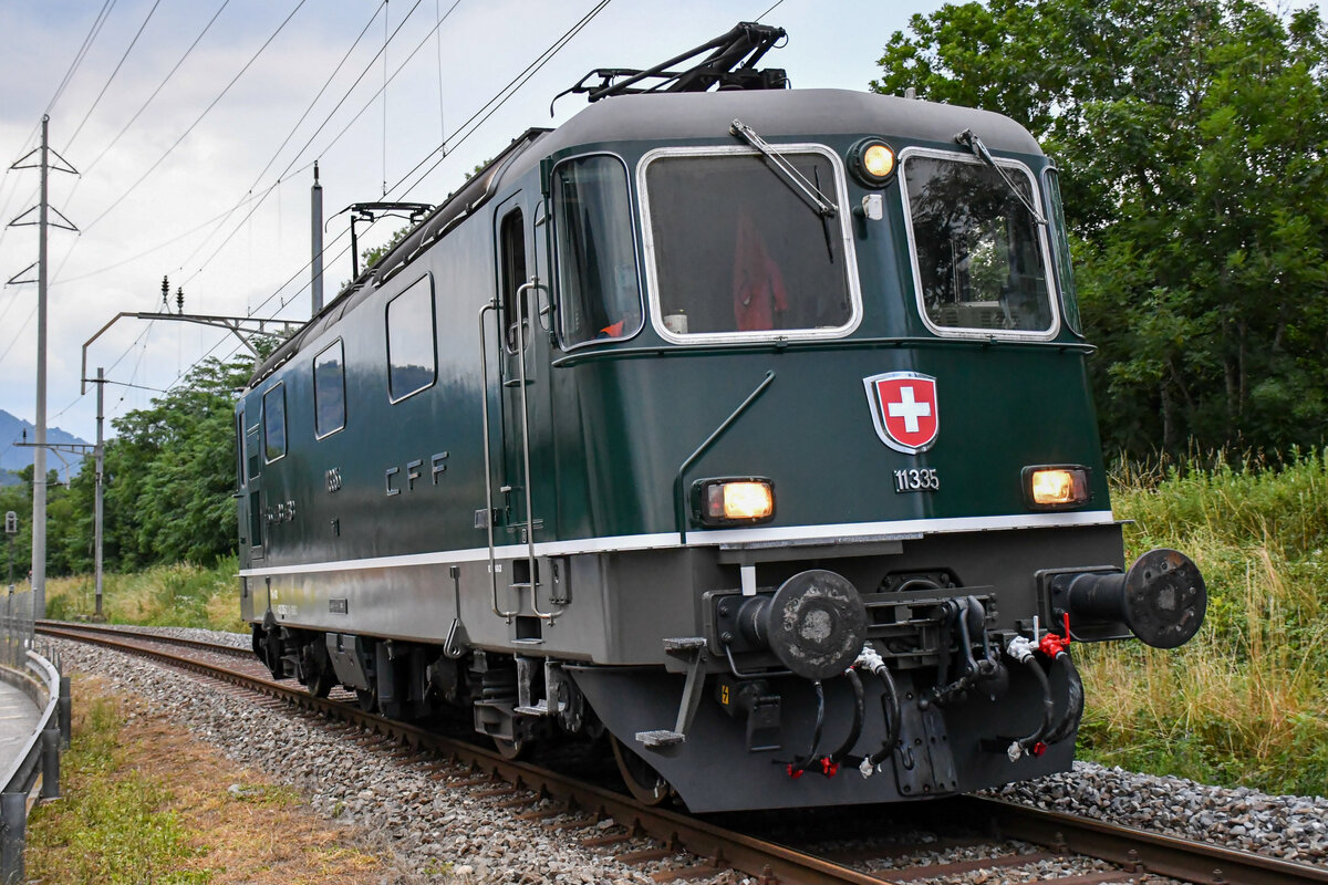 Erster Einsatz im neuen Farbkleid: Re 4/4 II 11335 bei der Einfahrt in Lugano Vedeggio, um einen Zug in den RBL zu übernehmen. Aufgenommen am Abend des 12.07.2021.