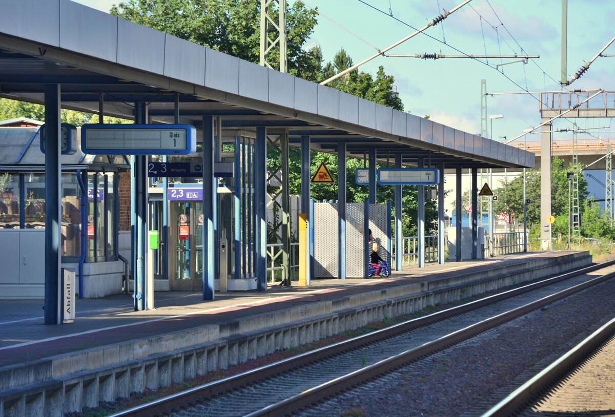 Erster Halt auf den Weg nach Berlin war am 11.7.20 der Bahnhof Burg. Hier hingen zu dem Zeitpunkt noch die alten Fallblattanzeiger aus den 90ern. Der Bahnhof wurde in den 90ern zusammen mit der Strecke modernisiert was man den Bahnhof heute noch ansieht. Blick über den Bahnsteig Gleis 1 in Burg.

Burg 11.07.2020