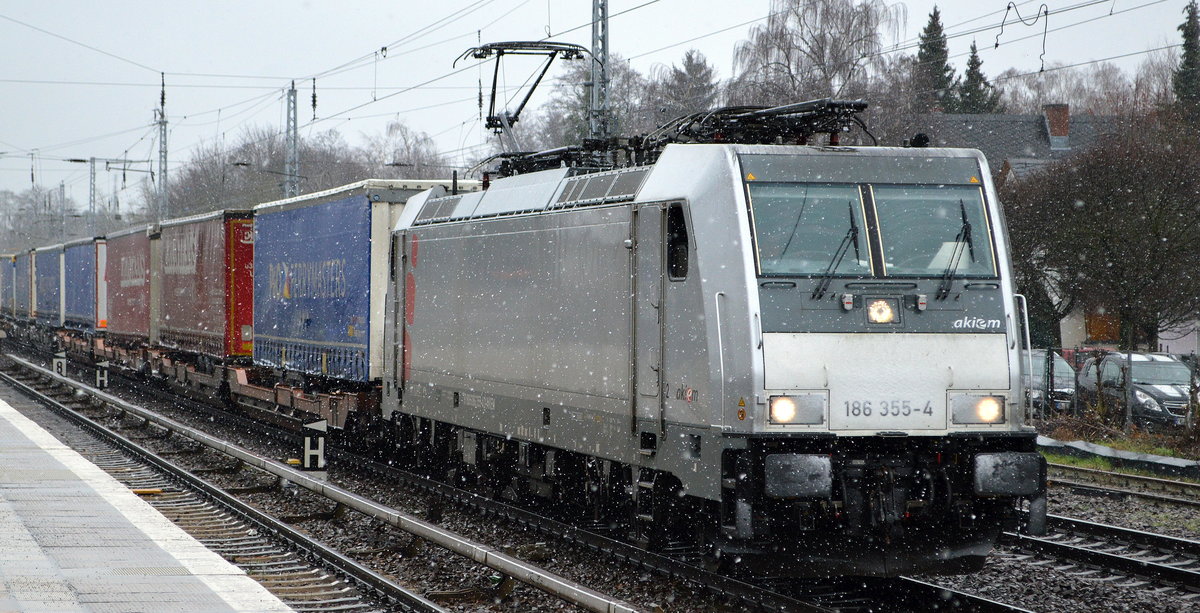 Erster sichtbarer Schneefall in Berlin diese Wintersaison 2019/20 (blieb allerdings nicht liegen) mit LTE Netherlands B.V., Rotterdam [NL] mit der Akiem Lok  186 355-4  [NVR-Nummer: 91 80 6186 355-4 D-AKIEM] und Taschenwagenzug Richtung Rotterdam am 26.02.20 Berlin Hirschgarten.