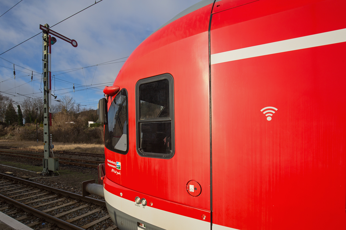 Erster und zur Zeit einziger Regionalzug (RE9) in Meck-Pom mit WLAN, hier am Halt zeigenden Ausfahrsignal in Sassnitz. - 19.12.2017
