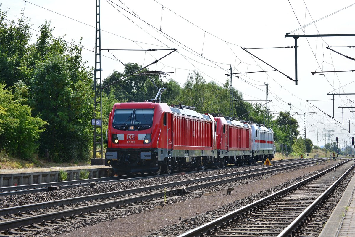 Erstes Ziel des ersten Urlaubstages war wie immer Wefensleben. Kurz nach meiner Ankuft nachdem ich mich auf Position begeben habe kam auch schon das erste Highlight vor die Linse gefahren. 187 158 hatte die noch nagelneue 187 142 und die noch nicht abgenommene 147 554-0 in Fernverkehrslackierung am Haken und zog sie von Magdeburg kommend gen Helmstedt.

Wefensleben 21.07.2018