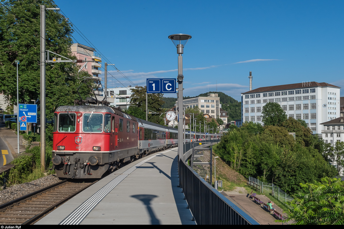 Erstserien Re 4/4 II 11131 zieht am 28. Juni 2016 einen IC Stuttgart - Zürich, den sie in Singen übernommen hat, durch die neue Haltestelle Neuhausen Rheinfall. 