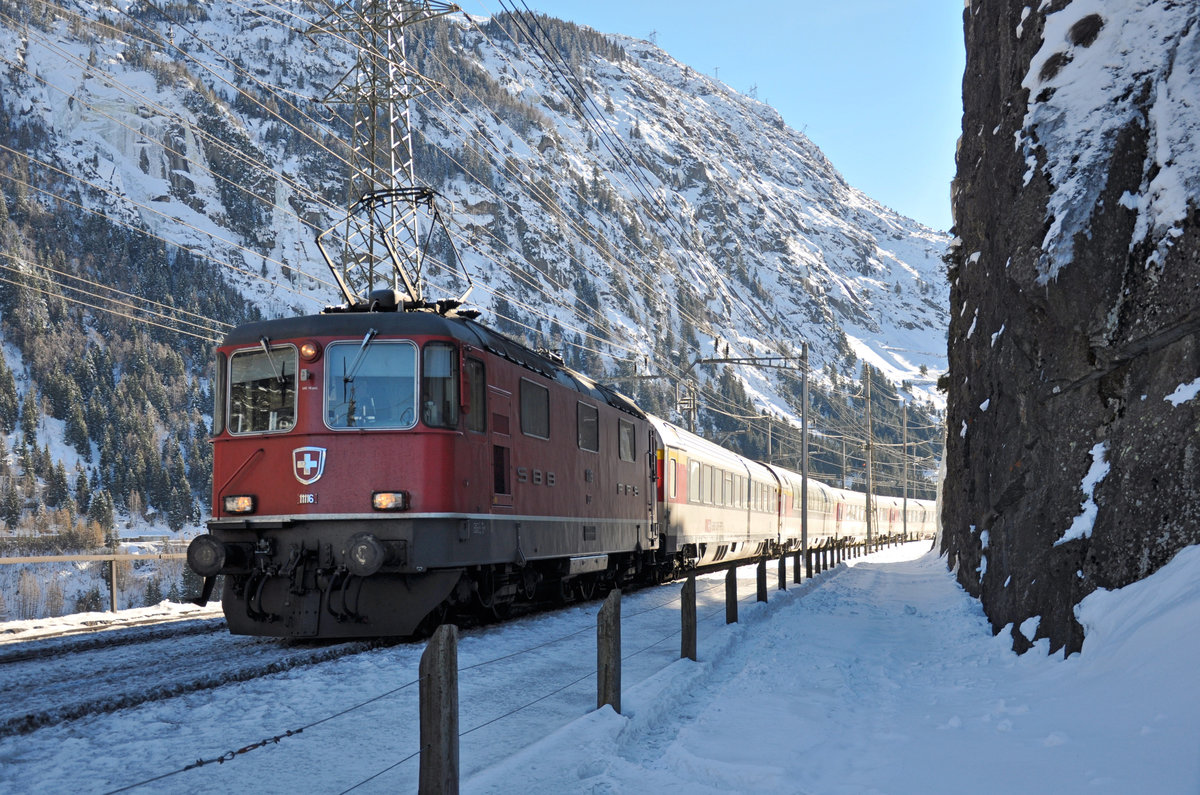 Erstserien Re 4/4 II am Gotthard: Seit August 2015 verkehren die Re 4/4 II der 1. Serie (11108-11155) aufgrund fehlender ETCS-Ausrüstung nicht mehr eigenständig ins Tessin. Re 4/4 II 11116 hat soeben mit einem Interregio Göschenen in Richtung Norden verlassen. 10.02.2015