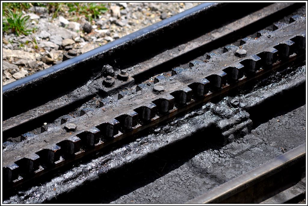 Erwähnenswert bei der Pilatusbahn ist das querliegende Zahnstangensystem Locher. Zwei Zahnräder greifen von der Seite in die Zahnstange ein und verhindern so ein Aufklettern bei 48% Gefälle. (03.07.2014)