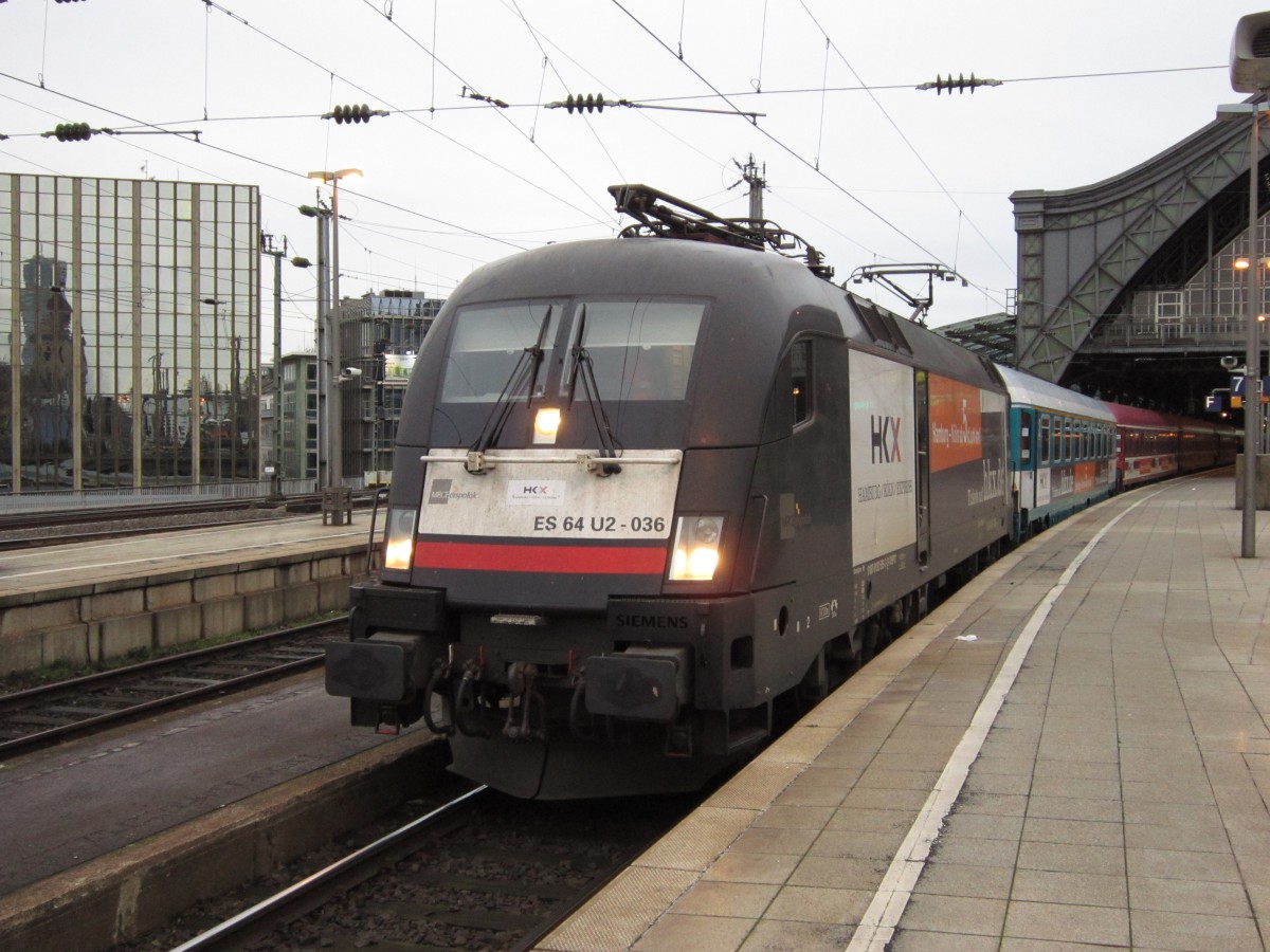Erwischt: 182 536-3 (ES 64 U2-036) während des Abbügelns in Köln Hbf nach der Ankunft mit HKX 1802 am 28.12.2013.