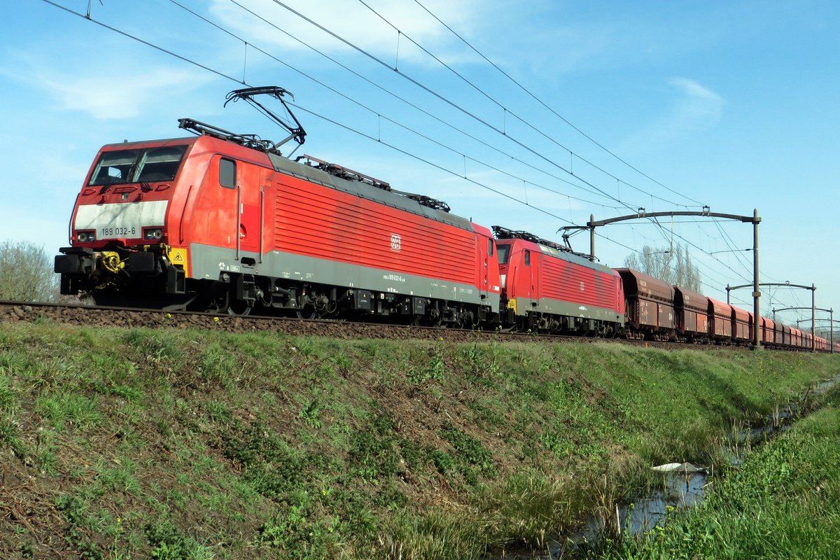 Erzbomber mit 189 032 durchfahrt am 30 März 2021 Roond. Das Bild wurde vom offentlicher Weg gemacht.