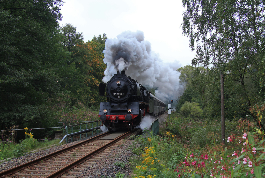 Erzgebirgsrundfahrt des Vereins Sächsischer Eisenbahnfreunde anläßlich  75 Jahre 50 3616  am 26.September 2015. Los ging es am Vormittag in Thalheim/Erzgebirge, hier hat der Zug bereits die Ortsgrenze erreicht.