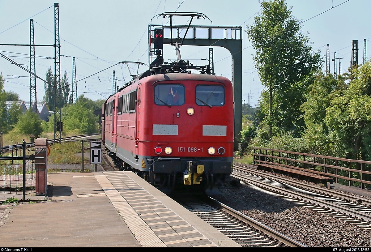 Erzzug mit 151 098-1 und 151 ??? DB (?) durchfährt den Bahnhof Uelzen auf Gleis 102 Richtung Lüneburg.
[7.8.2018 | 12:53 Uhr]