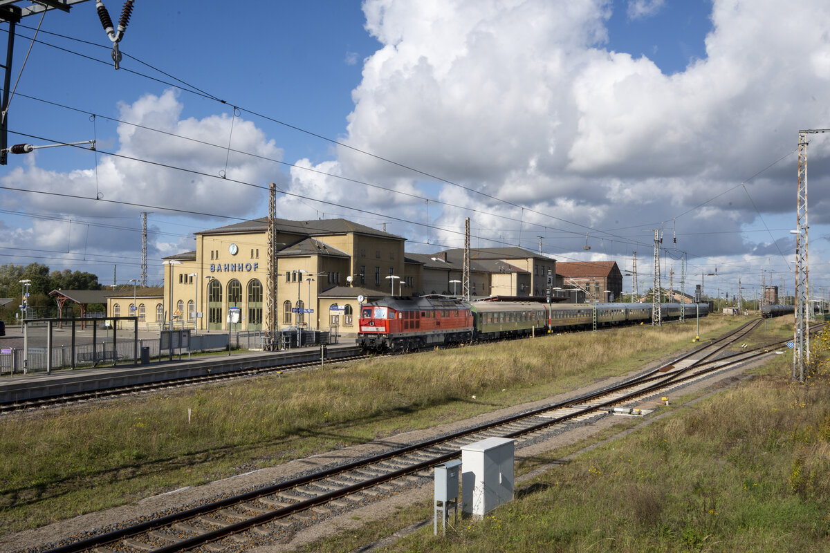 Es ist der 10.10.2026 und 232 093 kommt mit einem Sonderzug aus Leipzig kommend, �ber Neubrandenburg, nach Stettin gefahren. In diesem Moment passiert der Zug den Bahnhof Pasewalk. Kennt jamand noch den alten Bahnhof? Ich schon