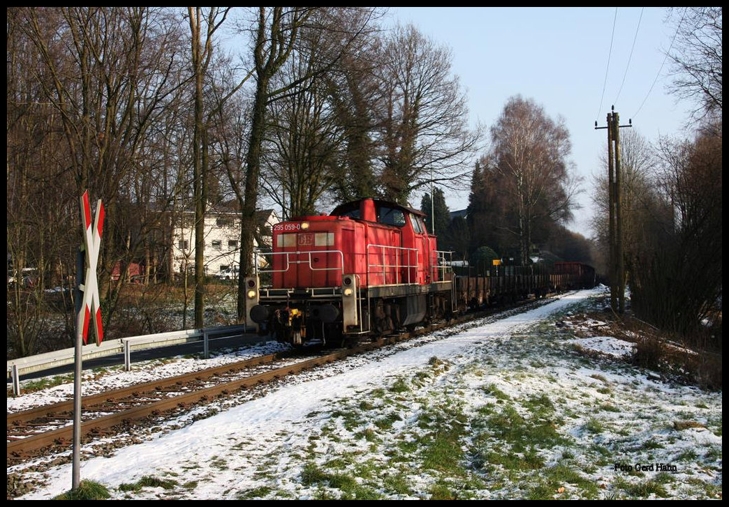 Es ist der 21.1.2016 um 13.45 Uhr: DB 295059 kehrt mit einem langen Stahlzug aus Georgsmarienhütte zurück und fährt hier in die Gefällstrecke am Ortsrand von Holzhausen in Richtung Hasbergen ein.