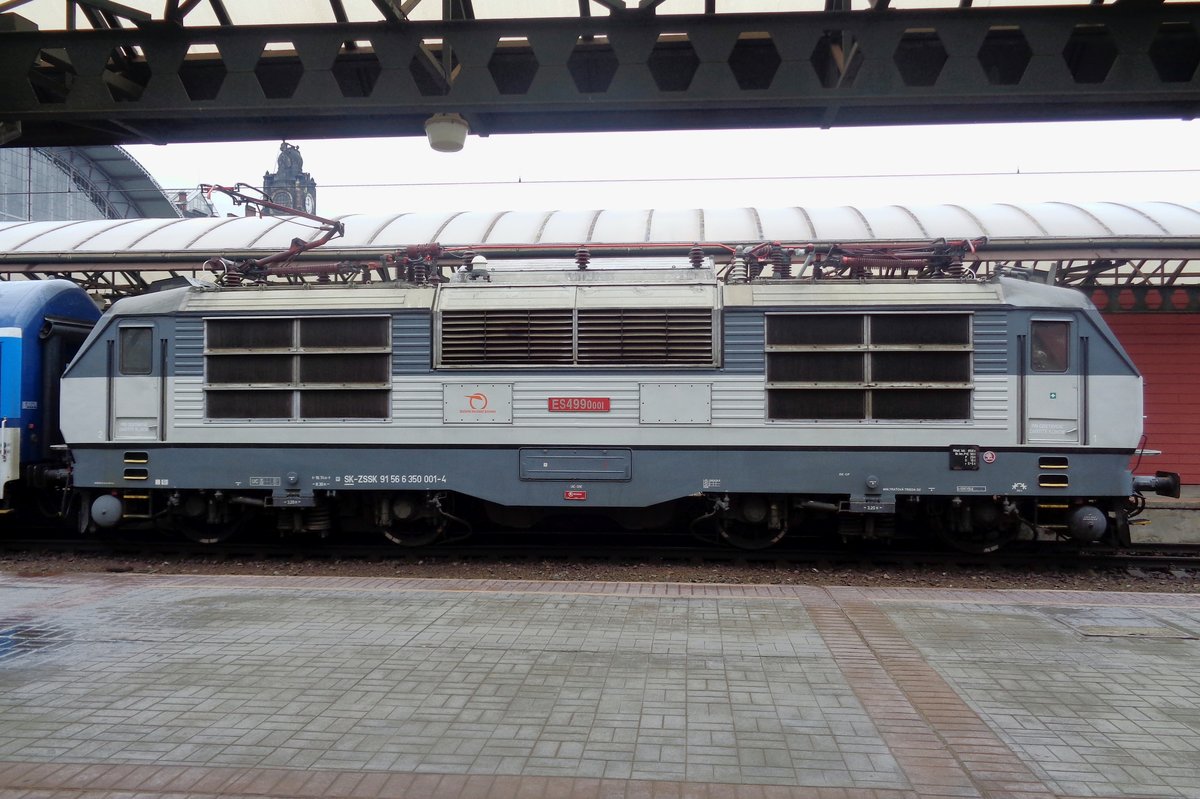 ES 499 0001 steht am 16 Mai 2018 in Praha hl.n. und mit dieser Lok fang eine neue ära für die CSD an. Von 1974 wurden zwanzig Stück von dieser Zweisystemloks geliefert. Aus der ES 499 entstant später eine Gleichstromversion E 499.2 (heute 150/151). Diese Reihe wurde zum Basis für die neue Generation von Skoda-Elloks für die CSD (heutige Reihen 162, 163, 362 und 363) und für die reihe  263 und DR BR 230, später 180. Heute sind alle ES 499.0 als Baureihe 350 in Slowakei geblieben; alle E 499.2 blieben dagegen in die Tschechei nach der Trennung von Tschecho-Slowakei am 1. Januar 1993.