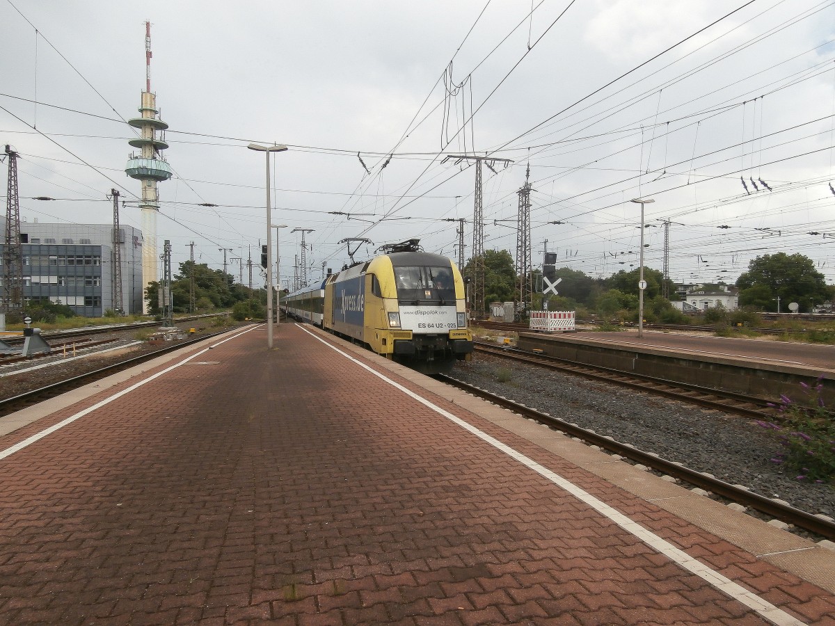 ES 62 U2 - 025 von boxXpress zieht den HKX 1802 in den Duisburger HBF und fährt dann weiter nach Düsseldorf und zur Endstation Köln HBF.

Duisburg 06.07.2014