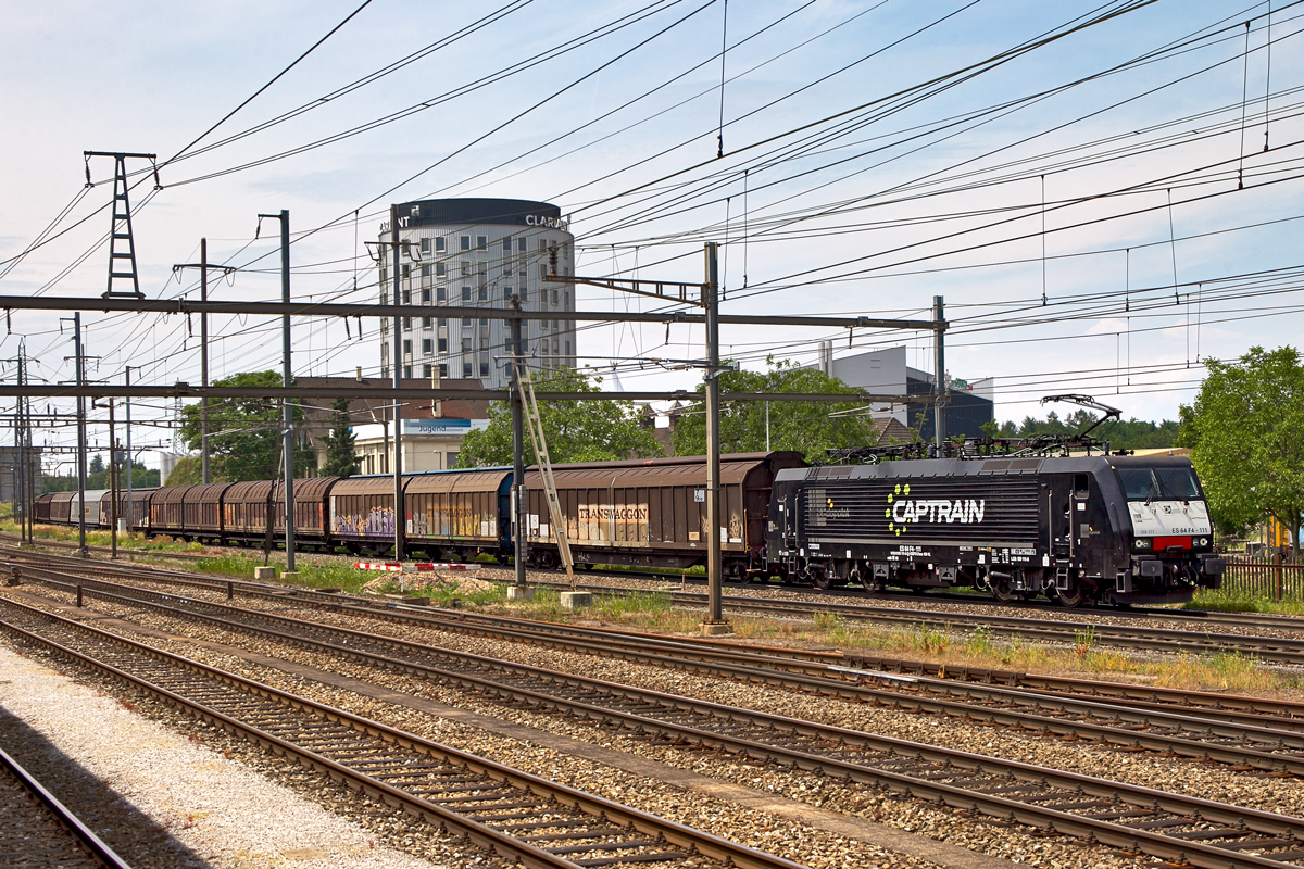 ES 64 F 4 171 der Captrain mit einem Schiebewandwagen Ganzzug in Pratteln.Bild Juni 2015