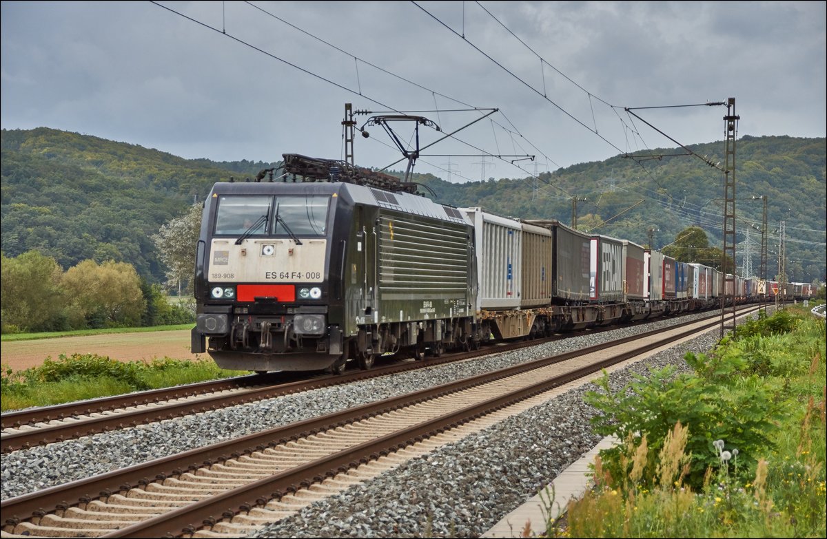 ES 64 F4-008 (189 908) von MRCE ist am 07.09.2017 mit einen Aufliegerzug bei Gambach zu sehen.