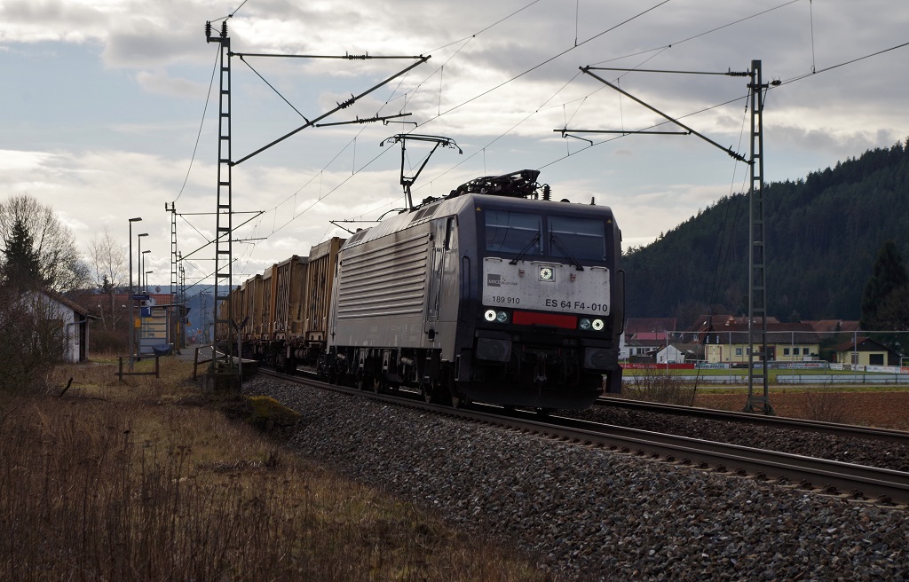 ES 64 F4 - 010 MRCE mit Containerzug am 22.02.2014 in Gundelsdorf gen Saalfeld. 
