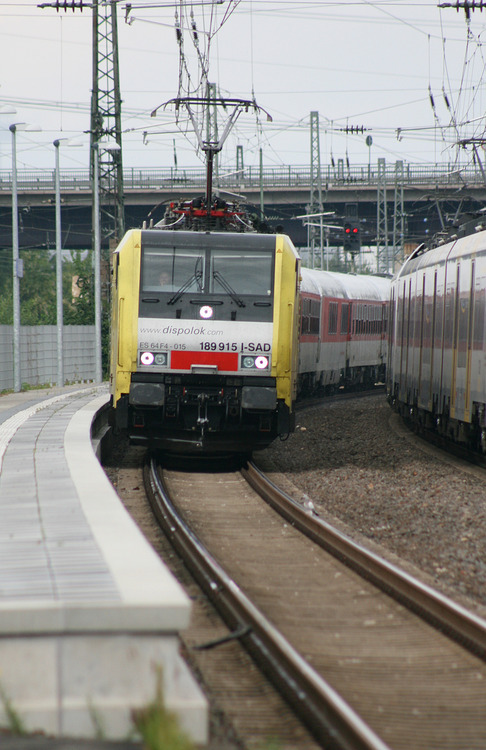 ES 64 F4-015 wurde im Bahnhof Hürth-Kalscheuren mit ausreichend Tele und von einem Fußweg aus aufgenommen.
Das Foto des Autoreisezugs entstand am 26. August 2012.