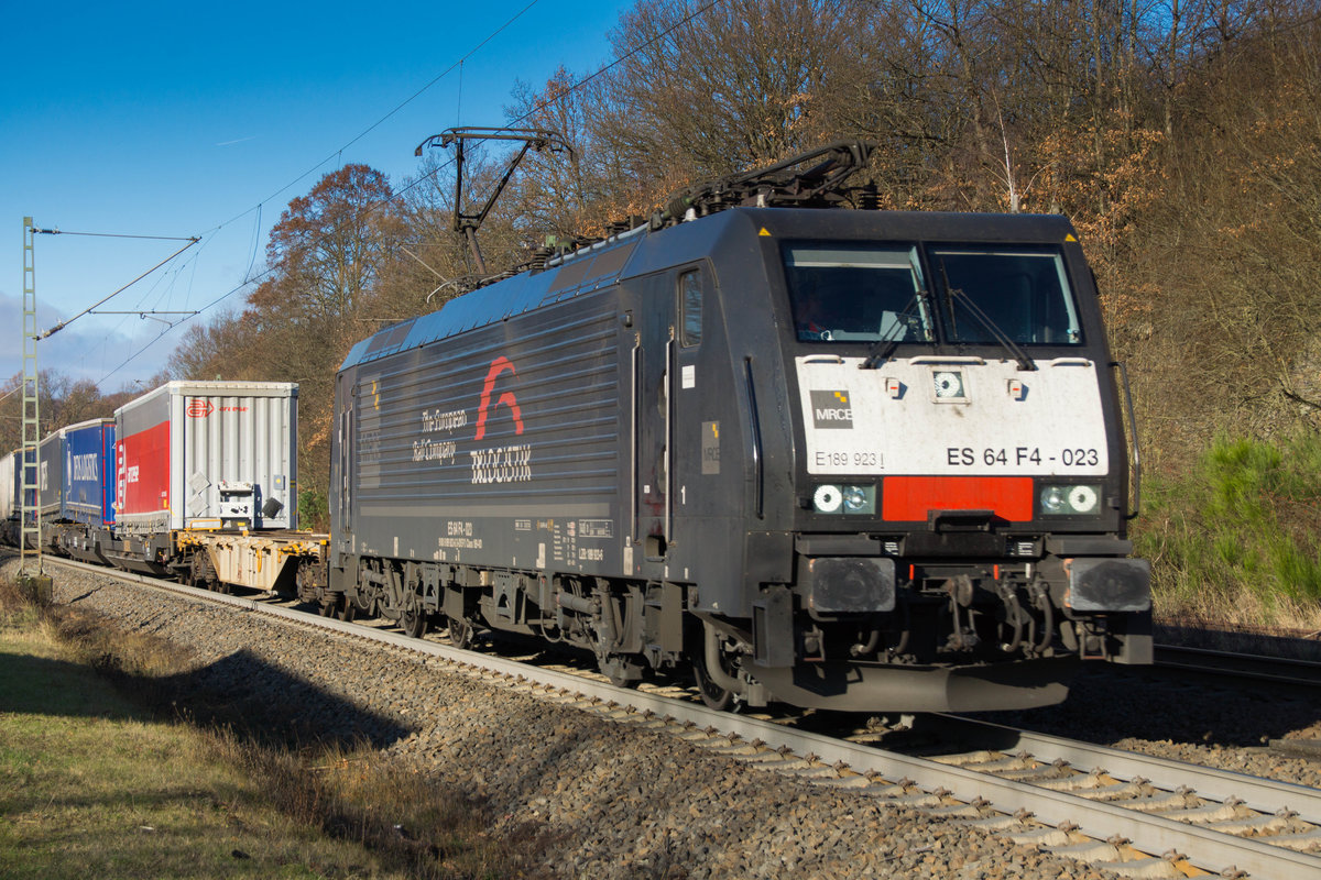 ES 64 F4-023 (189 923) von MRCE ist mit einen Aufliegerzug in Richtung Süden unterwegs,passierte am 15.12.16 Vollmerz.